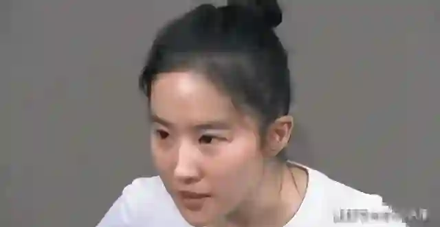 刘亦菲素颜出镜，与路人无差别，网友：这才是真实状态