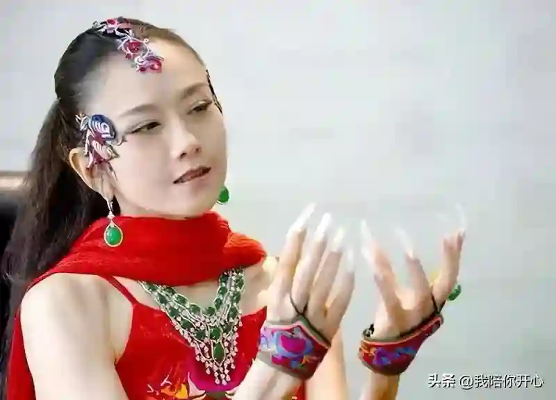 66岁杨丽萍回云南，身材依然完美，网友赞：毫无明星架子！