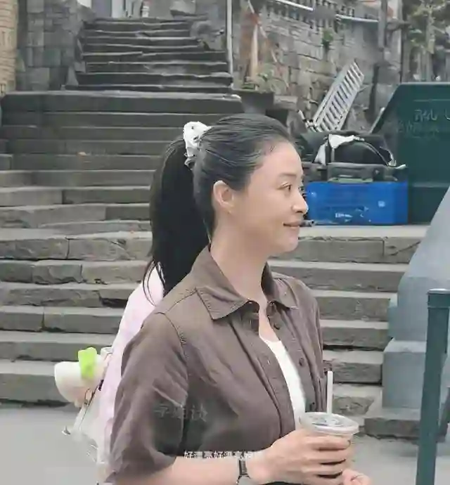 蒋欣素颜暴击！憔悴怒视镜头网友炸锅，私下真实状态藏玄机