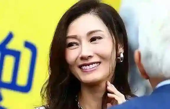 李嘉欣闪现新加坡！晒港风美照大秀魔鬼身材，20岁既视感绝了！
