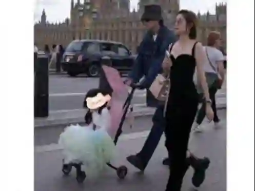 张若昀一家在伦敦过<em>六一</em>被偶遇，唐艺昕气质卓绝，女儿甜美又可爱