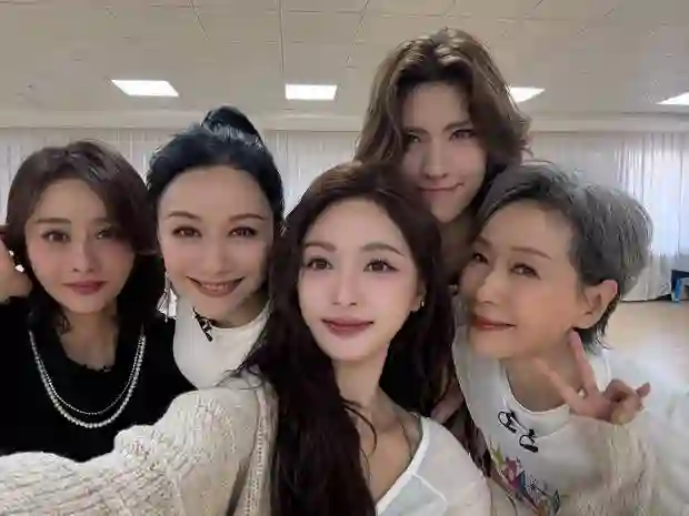 吴宣仪晒与叶童陈德容倪虹洁卡琳娜练习室合照，同框超有爱！