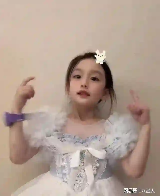 杨幂缺席女儿成长6年!10岁小糯米很懂事,力挺妈妈:妈妈在打拼事业