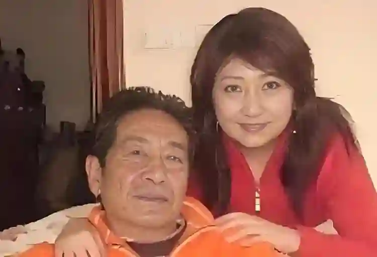 恩爱了11年，79岁的王奎荣开始衰老萎缩，42岁的饶芯语正绚烂如花