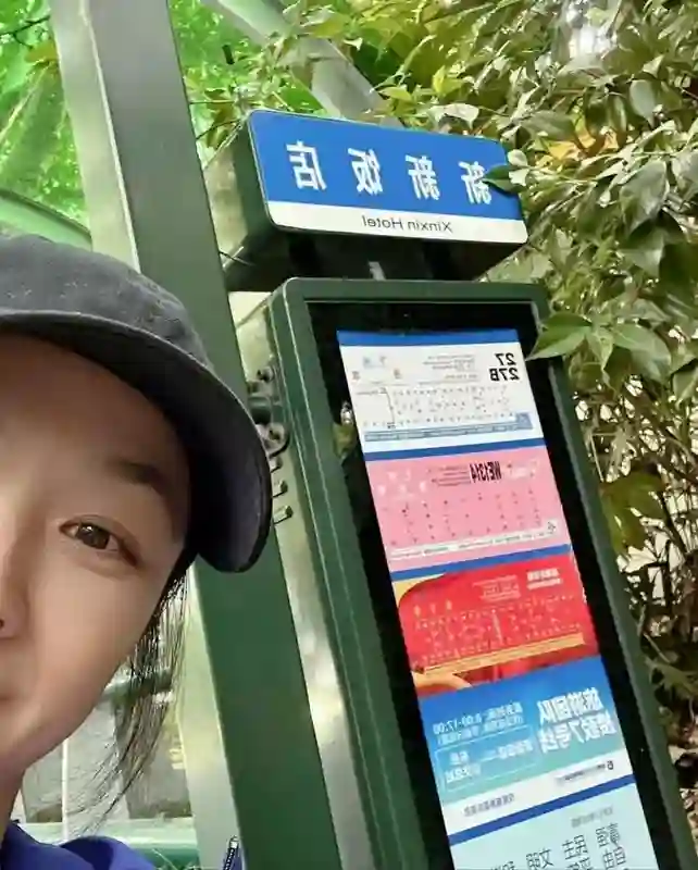 汤唯低调回国！独自乘坐公共交通回家，素颜自拍，看着好年轻