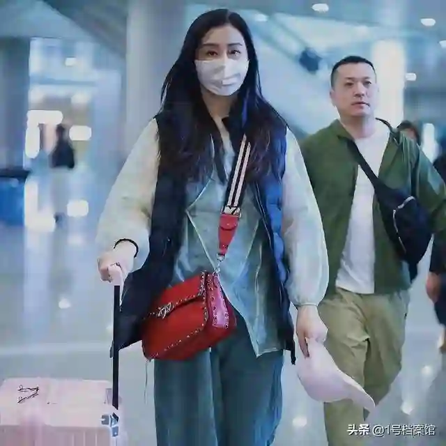 口罩眼镜齐上阵，不露真面目的王祖贤，遮掩的答案早已不言而喻
