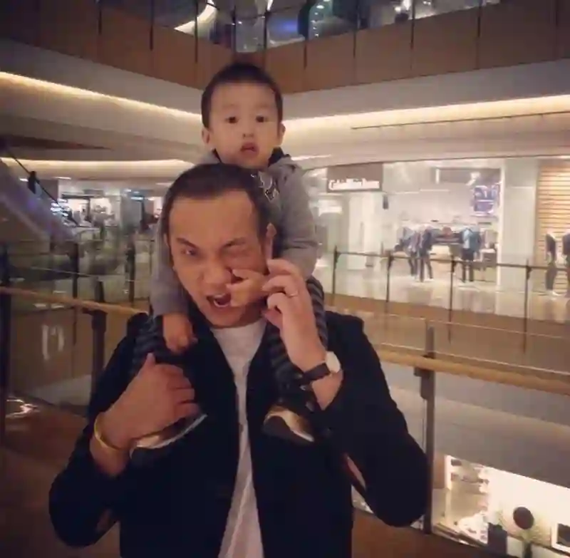 还记得黄觉的儿子小核桃吗，比爸爸还高了？