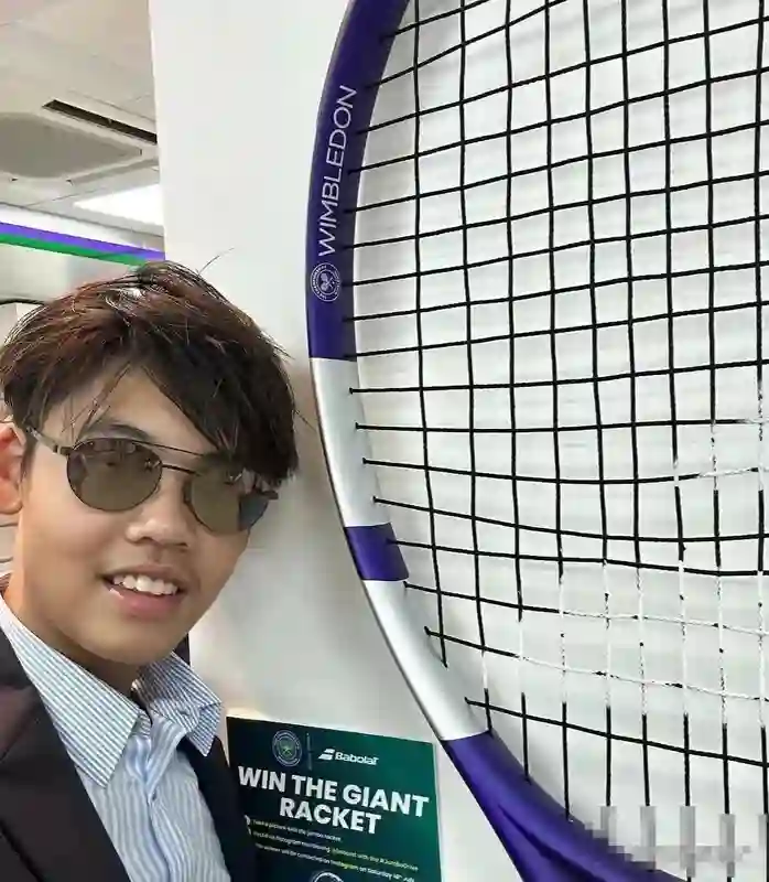 李嘉欣的儿子真的一点都没有继承到母亲的优点，12岁穿得像老干部