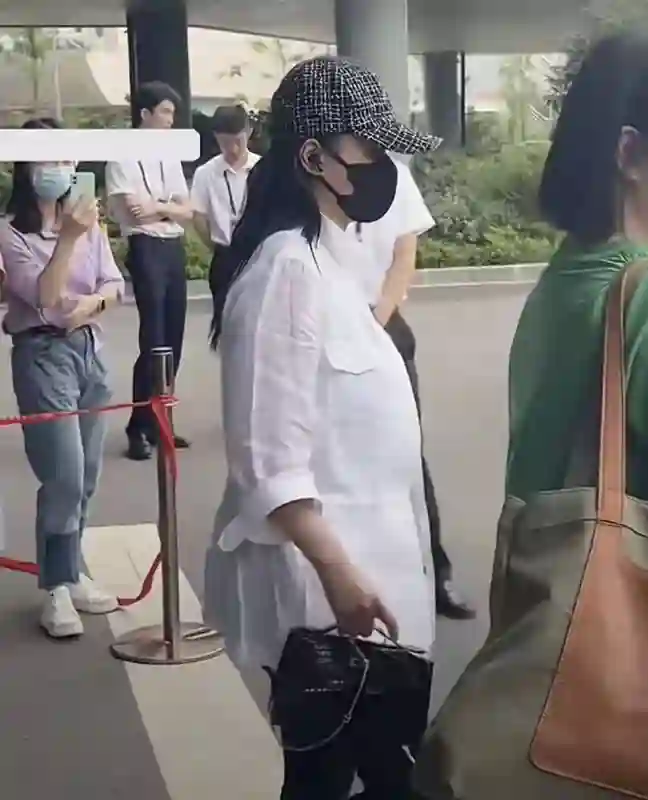 阿娇44岁宁波站台穿白衬衫遭疑似孕妇，四万包包引围观，现场气氛火热！