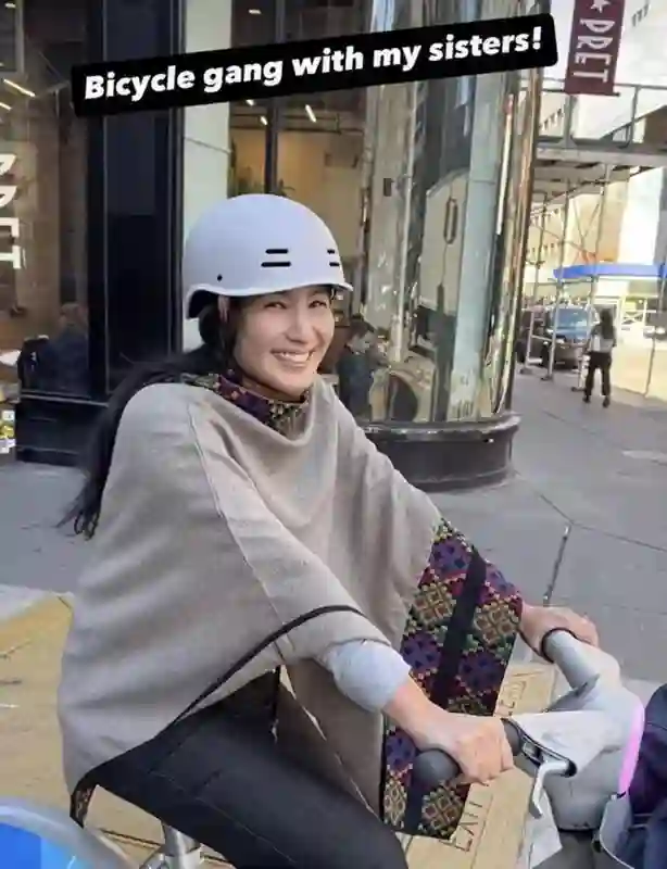 郑佩佩女儿近况曝光：和妈妈超像，在美国当老师，混血儿子很可爱