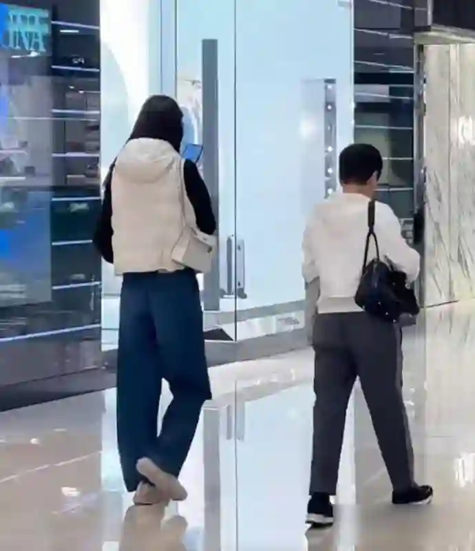 奚梦瑶一个人逛恒隆被拍，一身简单打扮，跟网友打招呼好温柔！