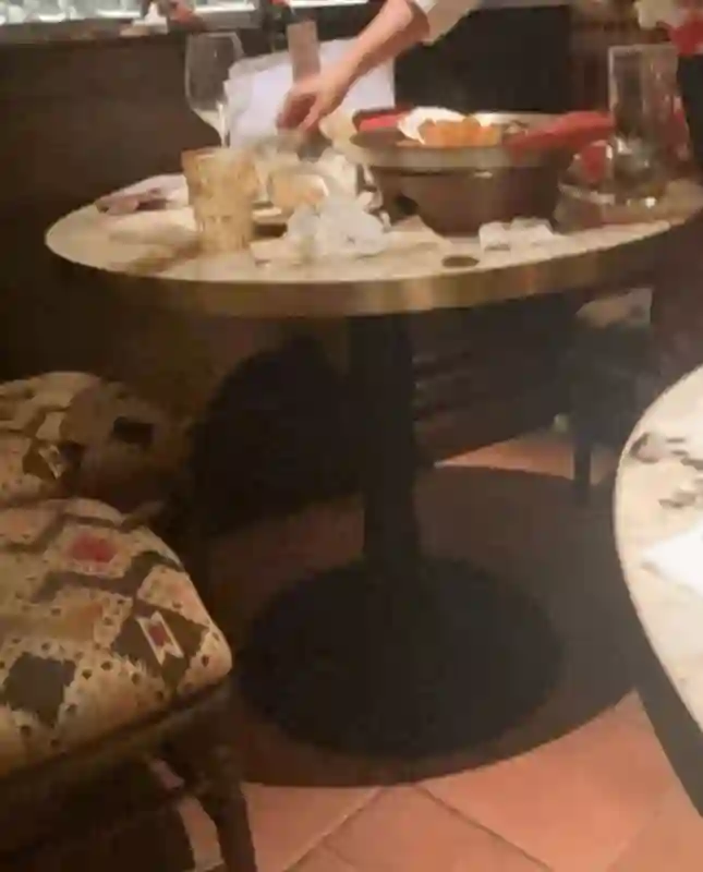 51岁董卿餐厅聚餐被偶遇，侧颜也美得十分耀眼，与闺蜜小酌好悠闲