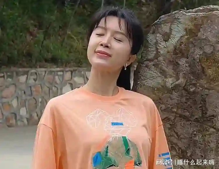 曝50岁金巧巧现身蓟县，脸瘪嘴巴歪，医美老和自然老的差距好明显