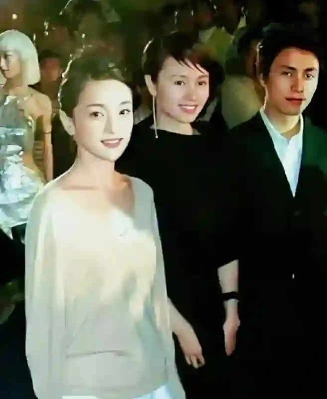 周迅又矮又瘦到底算不算美女？看她年轻照片，才知美人在骨不在皮