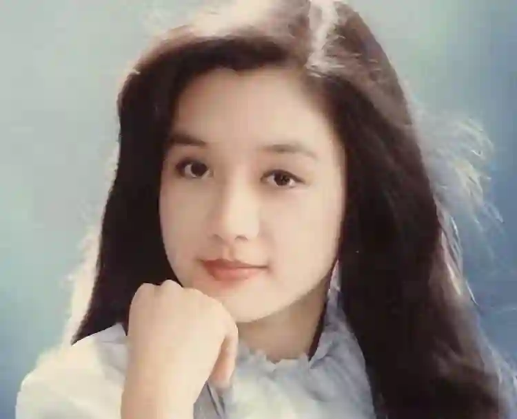 成龙第二个私生子曝光！她与林青霞齐名，带子嫁人，过往生活被扒