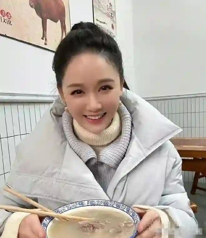 46岁陈乔恩和老公日本旅游：扎两个小辫子太减龄，像20岁少女一样