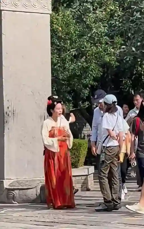 55岁莫文蔚带德国老公游西安，夫妻俩看着都年轻，互相耳语好恩爱