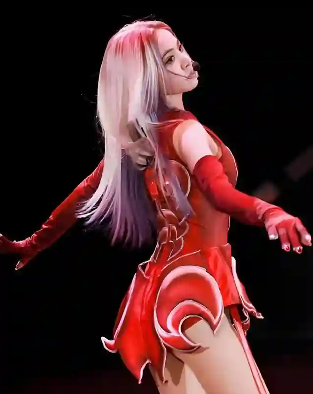 明星演唱会内卷严重，歌手着装新奇特花样百出，谁能卷得过蔡依林