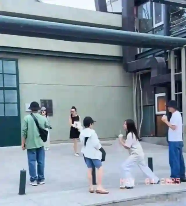 李小璐霍思燕两家同游，霍思燕植发没了发际线，贾乃亮躲得远远的