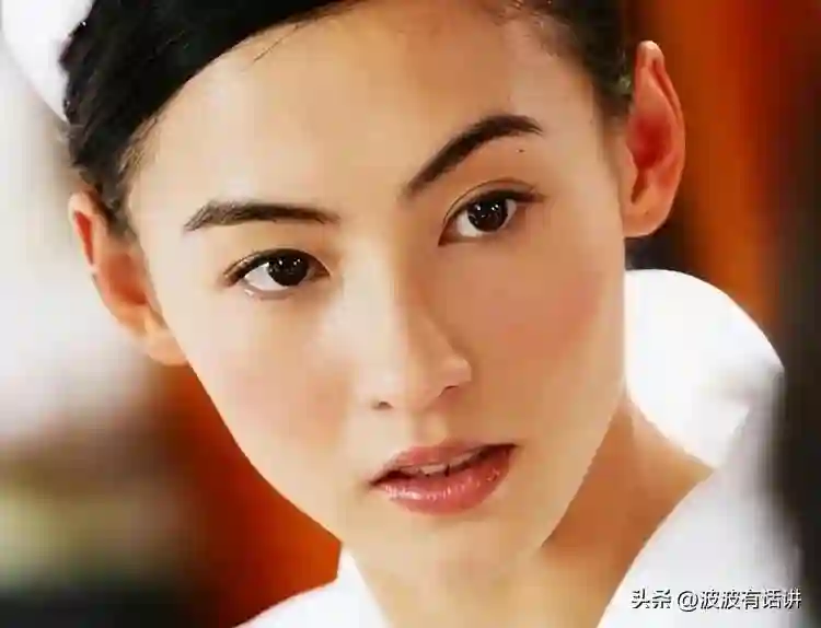 大儿子18岁，二儿子15岁，小儿子7岁，如今45岁依旧美得很惊艳！