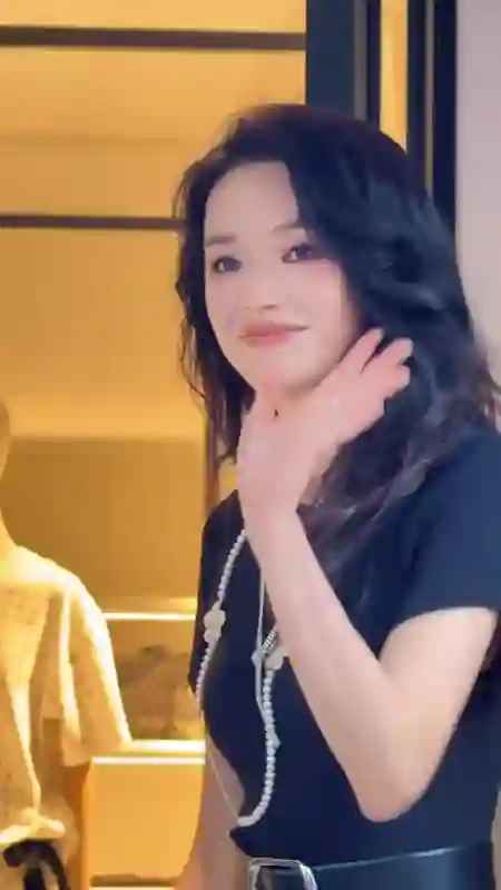 舒淇越来越有韵味了！49岁生图状态惊艳，年近半百仍似少女