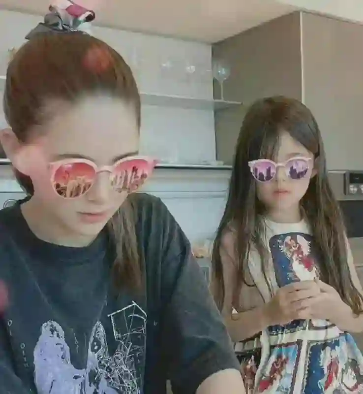昆凌在澳洲带娃，海瑟薇快到爸爸肩膀，周杰伦背着3岁女儿好宠溺