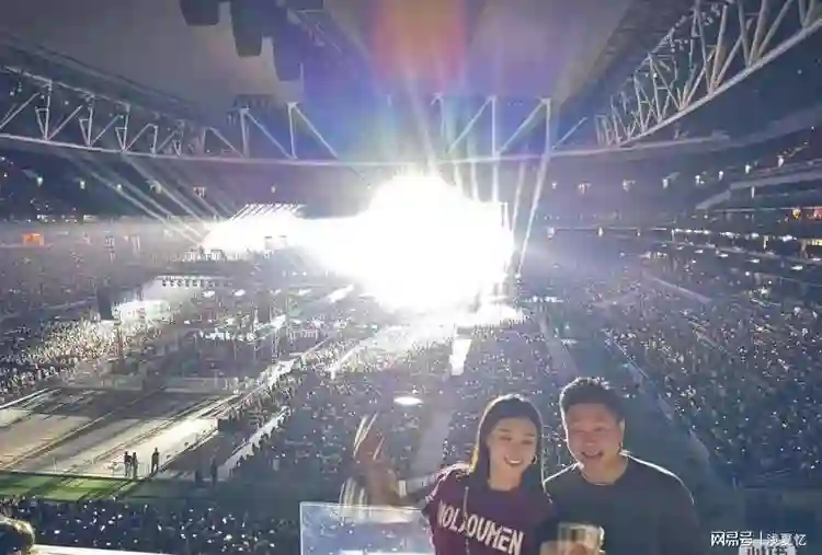 刘璇带儿女看演唱会，偶遇李小鹏同框合影引热议！