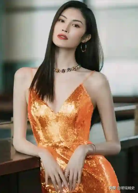 18年前，她靠着给李咏砸金蛋为生，如今摇身一变成了国际超模