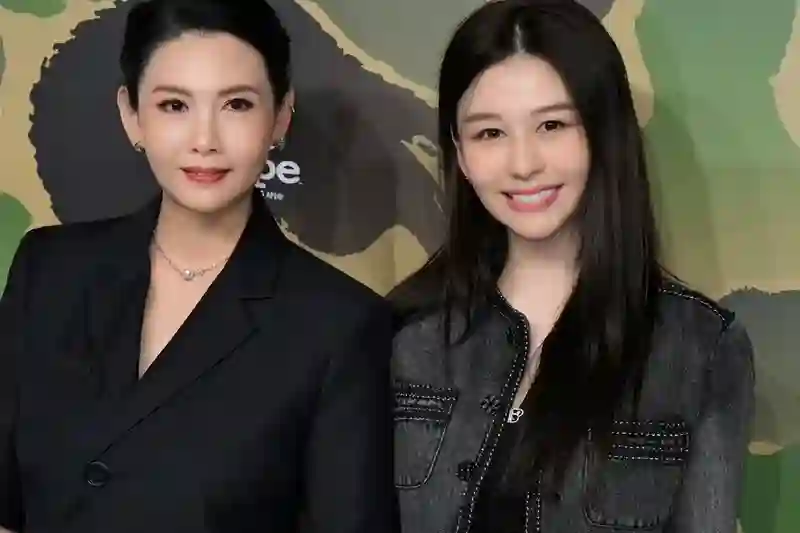 56岁邱淑贞与22岁女儿同框，母女感情深厚，气质令人惊艳