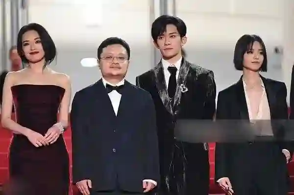 49岁舒淇状态太牛！戛纳生图吊打00花，跟周冬雨李庚希同框赢麻了