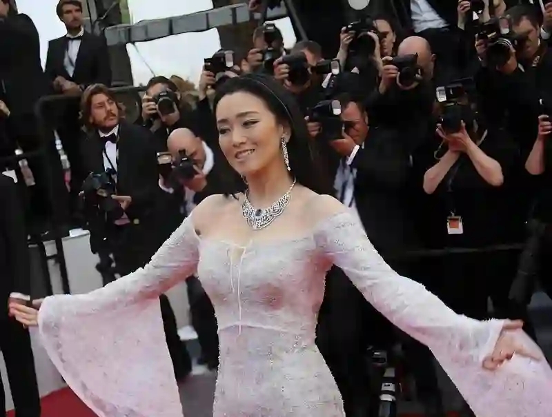 60岁巩俐惊艳身材，状态逆天吸睛，网友：谁还敢大吃特吃？