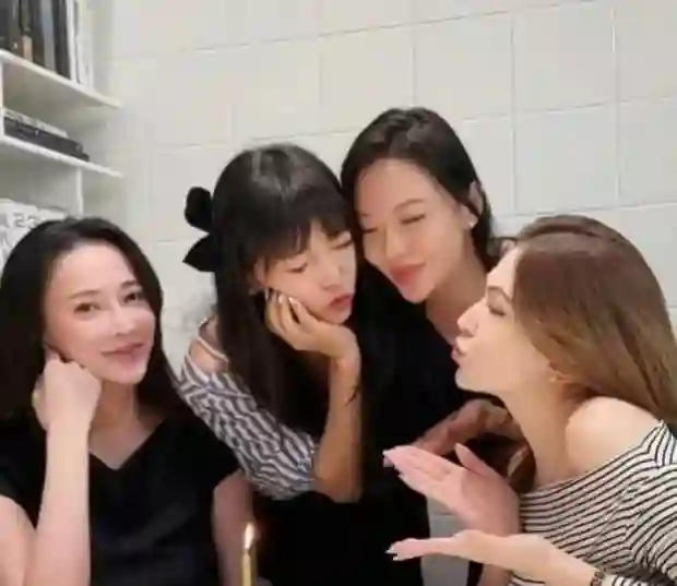 许玮甯晒照为李靓蕾庆生，隔空亲亲画面超有爱