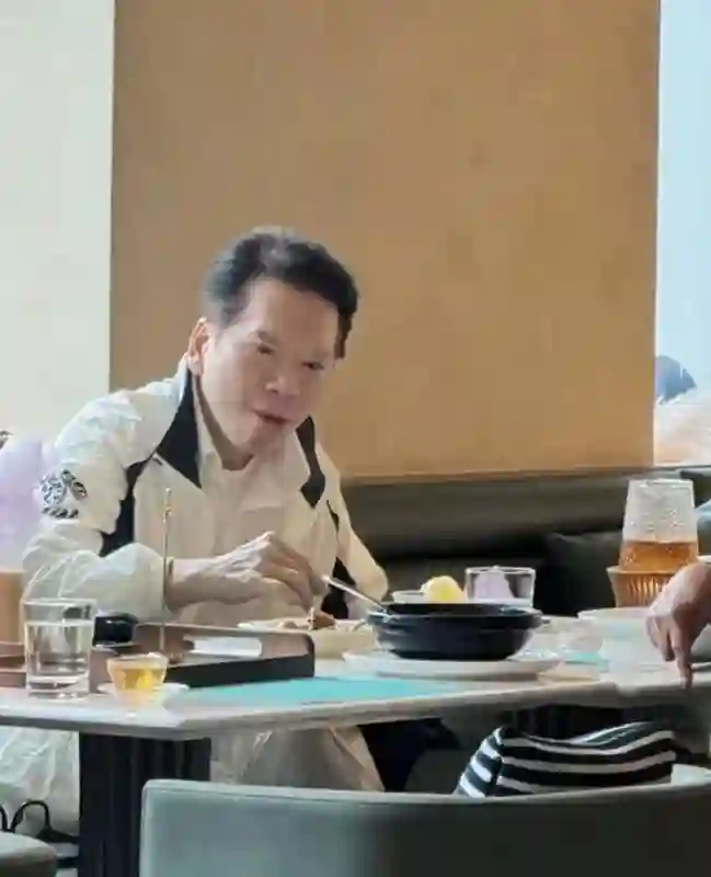 向华强现身澳门，和老婆去吃西餐，向太剪了短发，看起来一言难尽