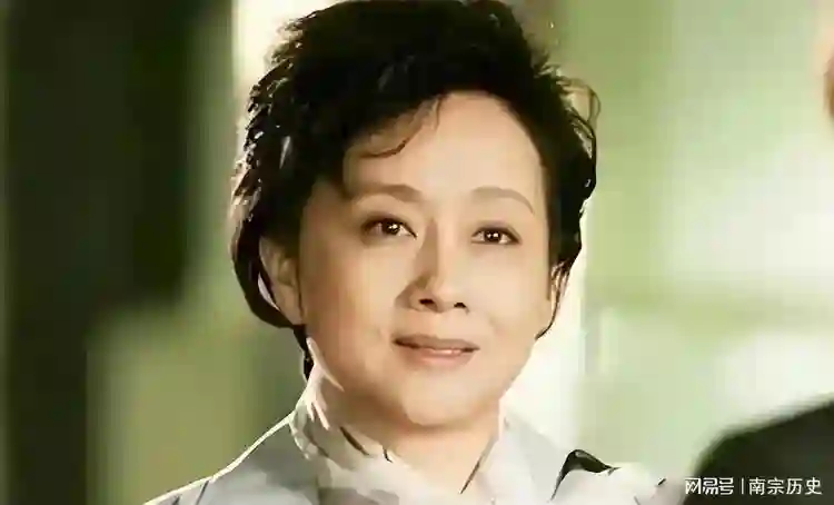 荧幕上的好母亲，现实却干涉儿子的一切，儿子宁愿睡桥洞也不回家