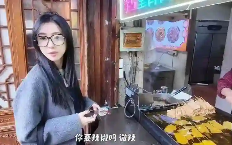 趁着潘玮柏在忙着演唱会，他老婆居然跑回南京独自逛吃？