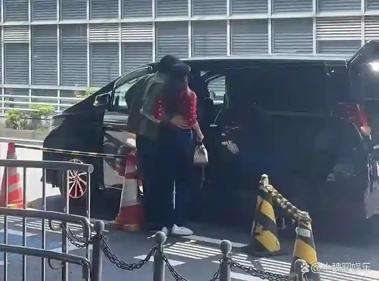林志玲回东京被偶遇，机场和日本老公搂腰撒狗粮，颜值差距大