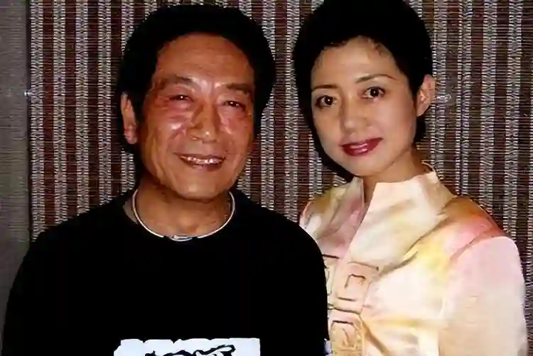 恩爱了11年，79岁的王奎荣开始衰老萎缩，42岁的饶芯语正绚烂如花