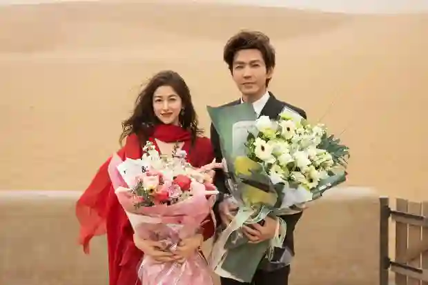 朱珠分享沙漠捧花杀青照，魅力光芒难掩