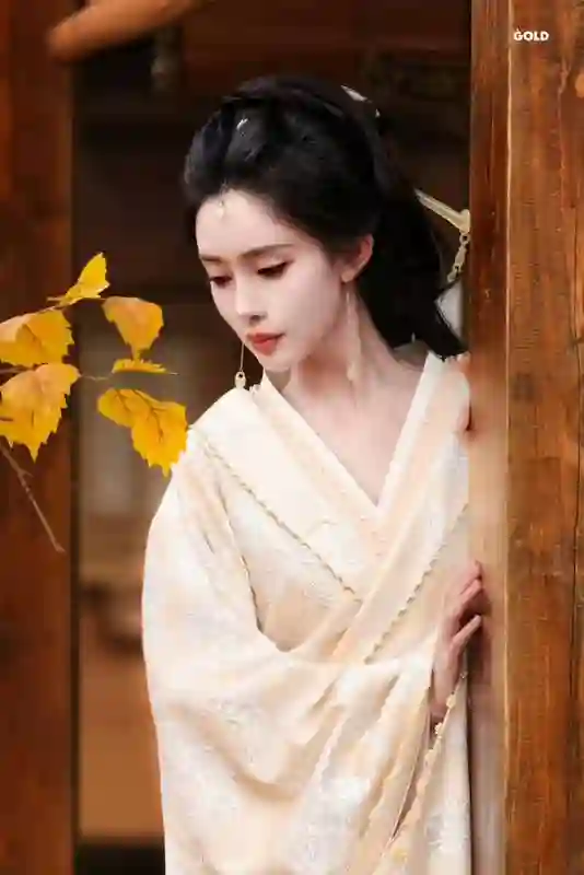 孟子义嫩黄襦裙造型亮相，耳饰勾勒完美脸型