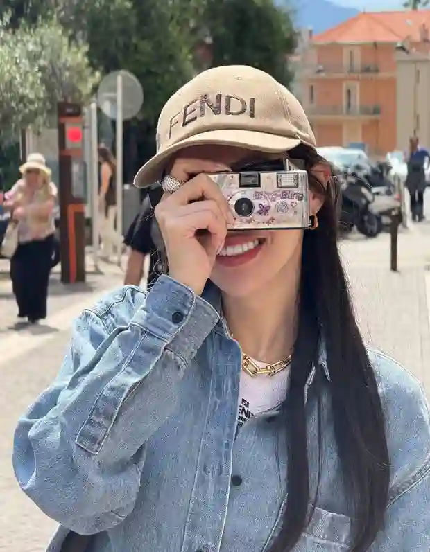 唐嫣晒抹胸长裙美照，墨镜遮面大波浪尽显御姐气质