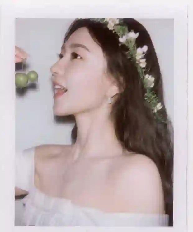 梁洁晒头戴花环撕拉片，温柔治愈风拉满仿若童话公主