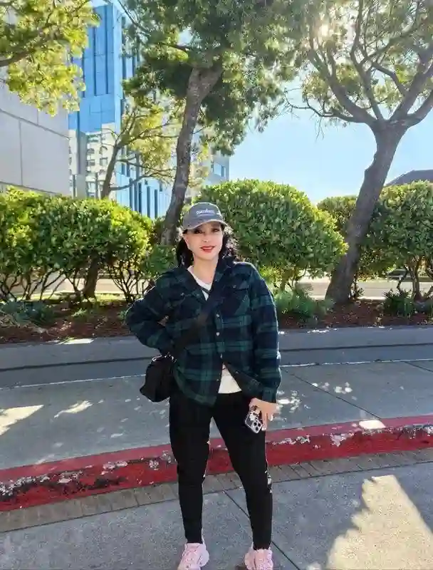 原来刘晓庆一直戴假发，真实发量稀疏快秃顶，但状态年轻身材好有料！