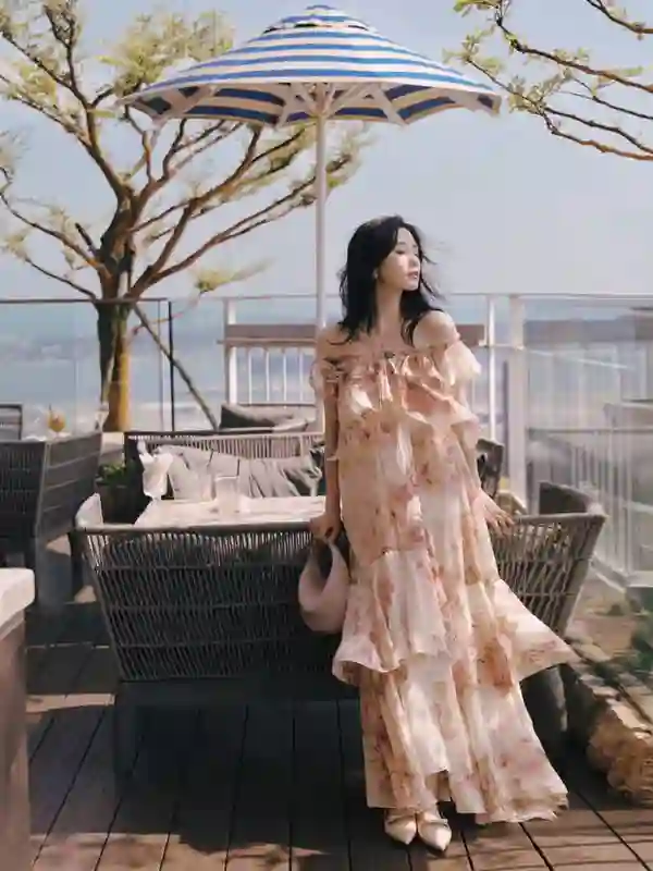 刘诗诗印花露肩裙造型惊艳，尽显灵动甜美