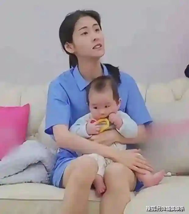 华晨宇5岁女儿曝光：小公主颜值引期待，母女看烟花画面超温馨