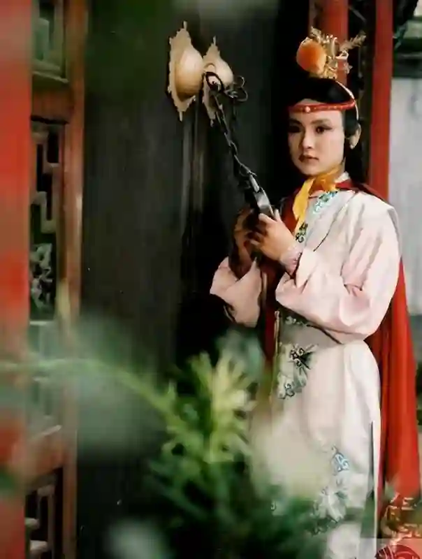 他入戏太深自诩是贾宝玉，追求陈晓旭被拒，32岁酗酒暴病永远离开