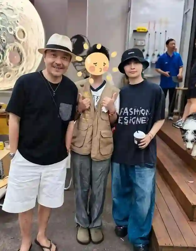 汪涵约周笔畅咖啡店叙旧，眼袋好大长了老年斑，两人坐街边像父女