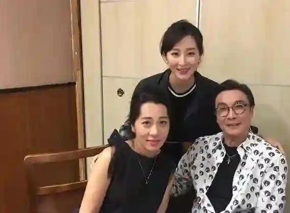 60岁港星刘松仁与23岁泰国空姐的真爱传奇：不惧变性传闻，30年恩爱如初