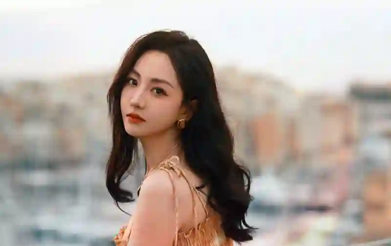 不敢相信！杨蓉已经43岁了！穿吊带裙风韵犹存，身材绝佳呀！
