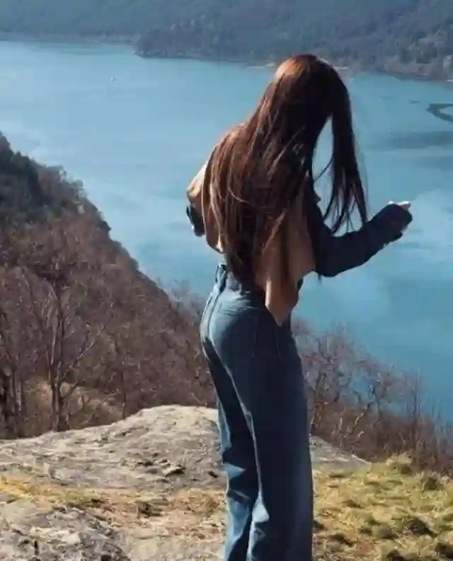 小S二女儿Lily晒旅行美照，走出大S离世阴影，秀小蛮腰和豪车