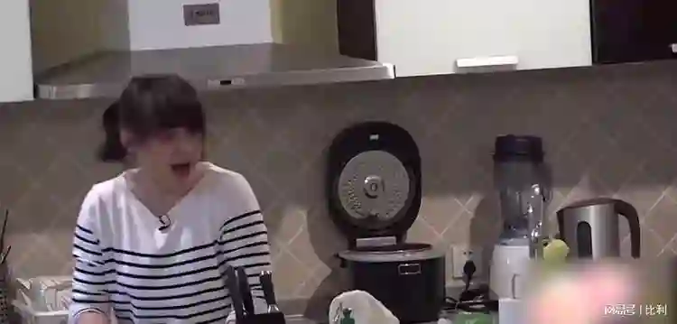 梅婷北京豪宅内景曝光，十个人住一栋别墅，屋里有些杂乱